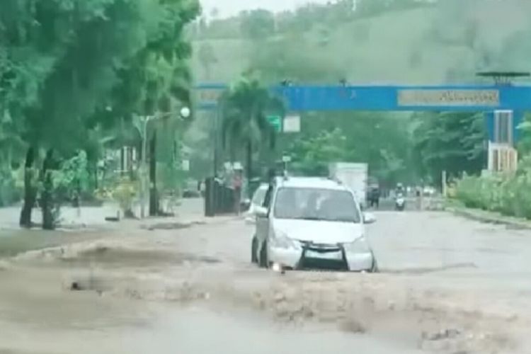 Banjir kiriman dari lereng Gunung merendam permukiman warga di tiga Kelurahan di Kota Bima, NTB, Selasa (21/12/2021). Air menggenangi jalan hingga masuk ke sejumlah rumah.