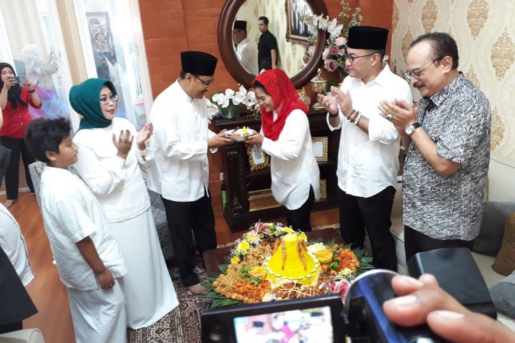 Puti beri potongan tumpeng untuk Gus Ipul