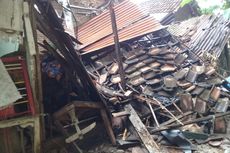 Hujan dan Angin Deras Guyur Situbondo, Rumah Seorang Nenek di Besuki Roboh