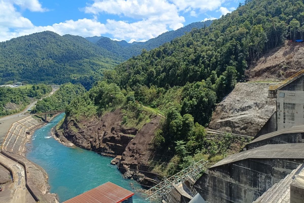 PLTA Balambano di Kabupaten Luwu Timur, Sulawesi Selatan, memanfaatkan aliran Sungai Malarona yang airnya dipasok dari tiga danau, yakni Matano, Mahalona, dan Towuti.