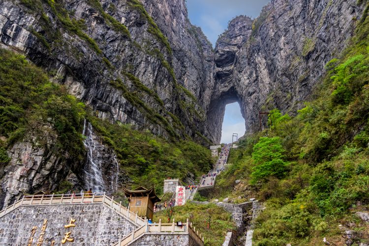 Pintu menuju surga di Gunung Tianmen, Hunan, Tiongkok