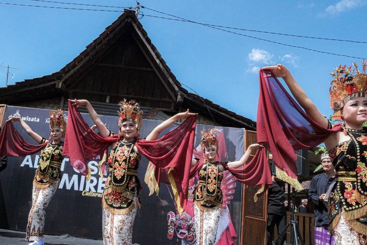 Penari di Desa Wisata Osing Kemiren, Banyuwangi, Jawa Timur, Sabtu (13/7/2024).