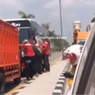 Viral, Video Truk Adang Bus Lawan Arah di Lamongan, Ini Kata Polisi
