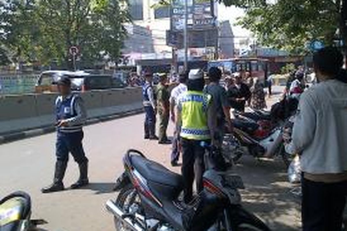 Aparat pemerintah Jakarta Selatan, Polsek Pasar Minggu, Satuan Polisi Pamong Praja, dan Dinas Perhubungan menertibkan parkir liar di kawasan Pasar Minggu, Senin (23/9/2013).  Penertiban itu dilakukan dengan cara mencabut pentil ban dan mengangkut kendaraan untuk memberi efek jera pada pemarkir dan tukang ojek di Jalan Raya Ragunan.