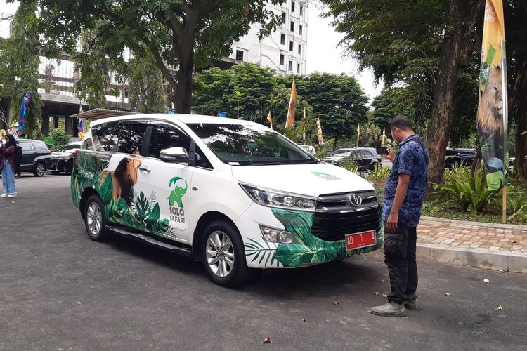 Mobil dinas Wali Kota Solo Gibran Rakabuming Raka dengan logo Solo Safari terparkir di depan Solo Safari di Jebres, Solo, Jawa Tengah, Jumat (27/1/2023).
