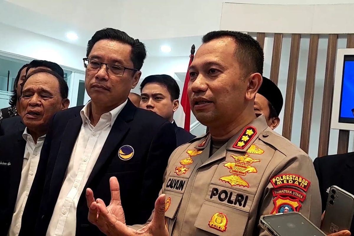Kapolrestabes Medan Kombes Calvijn Simanjuntak minta maaf ke Ketua Nasdem Sumut, Iskandar terkait insiden salah tangkap di kantor DPW Nasdem Sumut, di Kota Medan pada Kamis (23/10/2025). 
