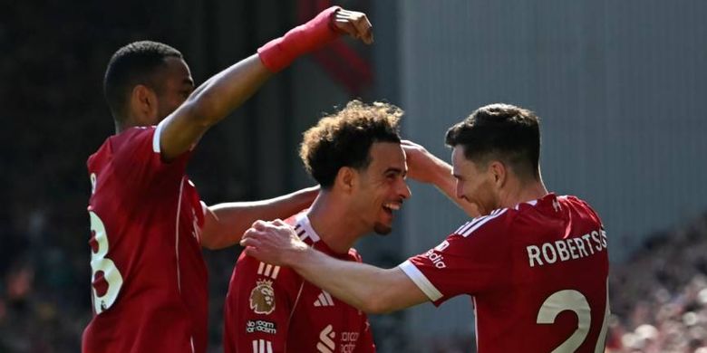 Andrew Robertson (kanan) merayakan gol dengan Cody Gakpo (kiri) dan Curtis Jones setelah mencetak dalam pertandingan sepak bola Liga Inggris antara Liverpool vs Crystal Palace di Anfield di Liverpool, barat laut Inggris pada 25 April 2026. (Foto oleh Paul ELLIS / AFP) 