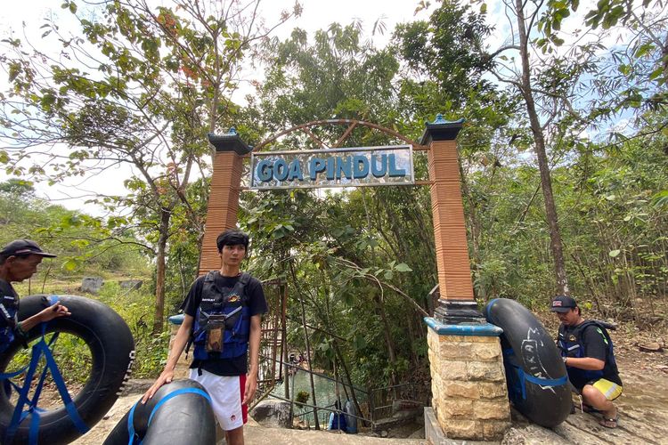 Pintu masuk wisata Goa Pindul di Gunungkidul, Yogyakarta.
