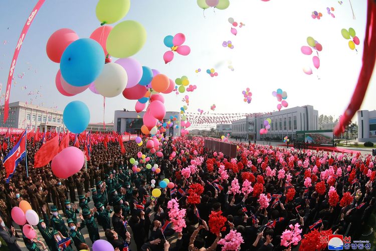 Foto yang diambil media pemerintah Korea Utara KCNA pada 1 Mei 2020, menunjukkan seremoni peresmian pabrik pupuk Sunchon di Provinsi Pyongan Selatan, Korea Utara. Peresmian ini juga dihadiri Pemimpin Tertinggi Korea Utara Kim Jong Un, yang muncul untuk pertama kalinya di depan publik setelah menghilang selama 20 hari. KCNA merilis foto-foto ini pada Sabtu (2/5/2020).