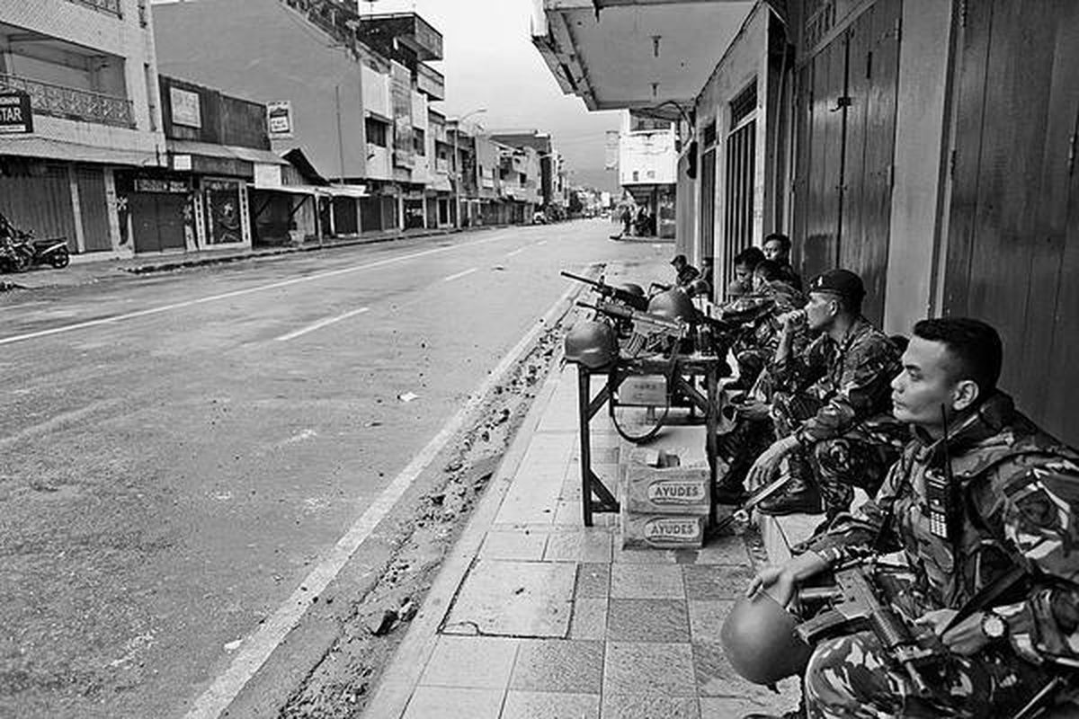 Pasukan Batalyon 733 Raider Komando Daerah Militer XVI/Pattimura berjaga-jaga di Jalan AM Sangaji, Kota Ambon, Maluku, Senin (12/9), sehari setelah bentrokan antarkelompok warga. Aktivitas di Kota Ambon belum pulih. Sekolah diliburkan satu hari dan pusat pertokoan masih tutup.