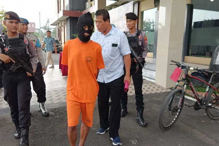 Polisi menangkap S (51) asal Kapanewon Lendah, Kabupaten Kulon Progo, Daerah Istimewa Yogyakarta. Laki-laki setengah baya itu mencuri sepeda gunung tetangganya yang sedang shalat subuh di sebuah masjid.