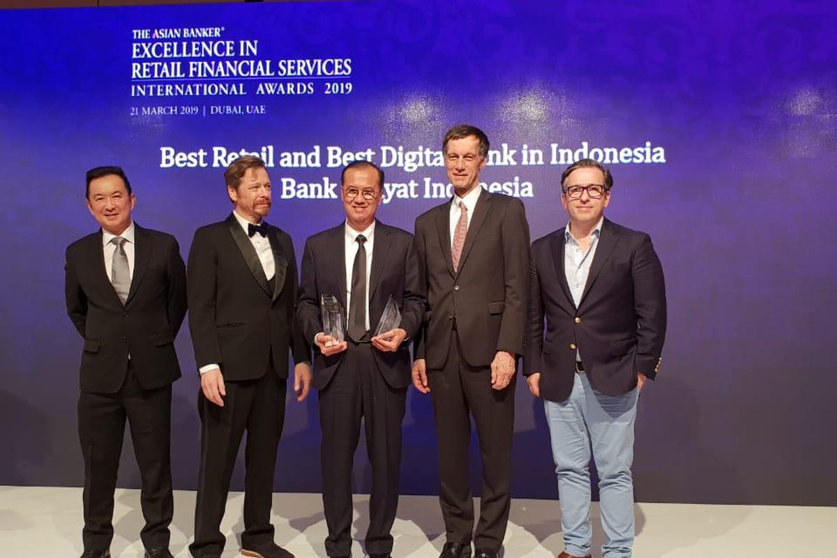 Direktur IT dan Operasi BRI Indra Utoyo (tengah) mewakili BRI menerima penghargaan dari The Asian Banker, sebagai Best Retail Banking in Indonesia dan Best Digital Banking in Indonesia di Dubai, Kamis (21/3/2019). 