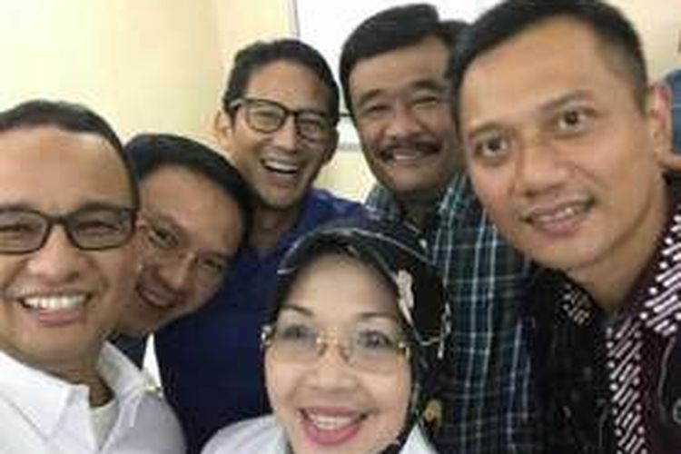 Tiga pasang calon gubernur dan wakil gubernur DKI JAkarta berswafoto bersama di tengah pemeriksaan kesehatan di RSAL Mintohardjo, Jakarta, Sabtu (24/9/2016). Foto: Instagram @aniesbaswedan