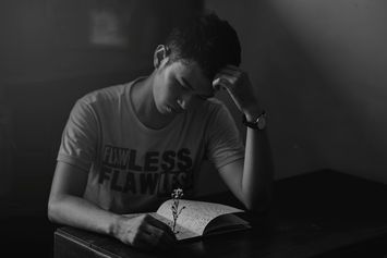 Kenapa Saat Sedih Dada Terasa Sakit? Ini Penjelasan Medis di Baliknya