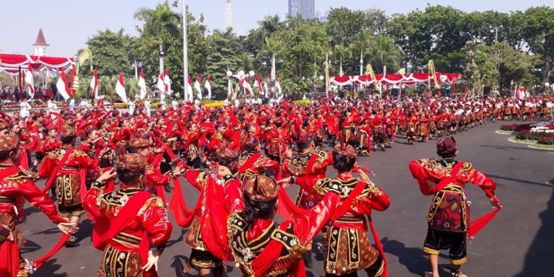 Begini aksi ratusan anak-anak saat menghibur tamu undangan dan warga dengan Tari Remoh Surabaya, di Balai Kota Surabaya, Jumat (17/8/2018).