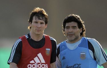 Diego Maradona (kanan) dan Lionel Messi saat bekerja sama sebagai pelatih-pemain di timnas Argentina pada tahun 2009.