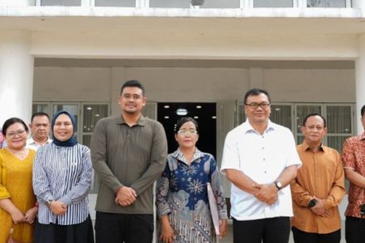 Gubernur Sumatera Utara Bobby Nasution (kelima kiri) bersama Bupati Deli Serdang Asri Ludin Tambunan (ketujuh kiri) beserta ASN Dinas Kesehatan Kabupaten Deli Serdang Farida Purba (keenam kiri) usai dimediasi di Aula Tengku Rizal Nurdin Medan, Sumut, Ahad (2/11/2025).