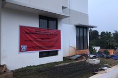 Bangunan Rawan Longsor, Pemprov DKI Peringatkan Pemilik Rumah di Melati Residence Lewat Spanduk