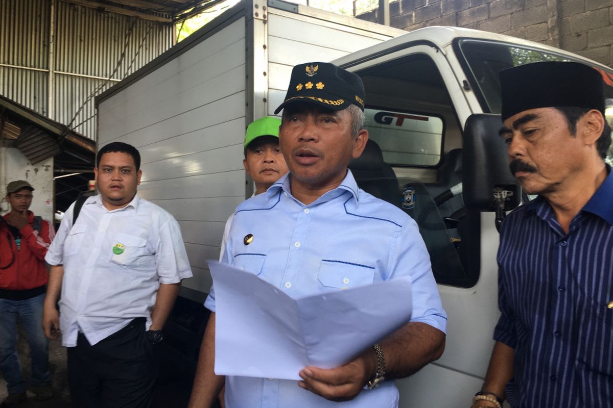 Wali Kota Bekasi, Rahmat Effendi segel pabrik yang diduga limbahnya mencemari Kali Bekasi, Bantargebang, Kota Bekasi, Rabu (4/10/2017). 