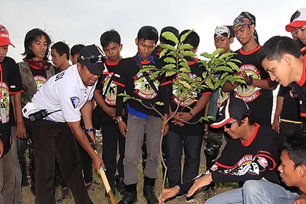 Penanaman pohon oleh komunitas BeAT.