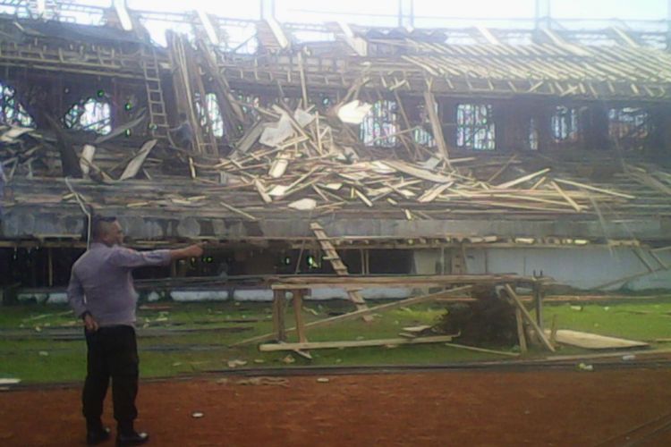 Stadion bertaraf internasional di Kelurahan Barombong, Kecamatan Tamalate, Kota Makassar yang ambruk, Sabtu (2/12/2017).