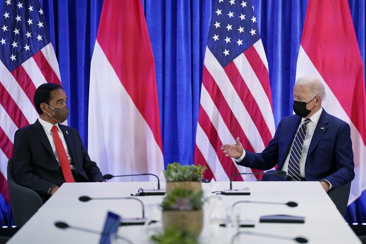 Presiden Amerika Serikat Joe Biden (kanan) bertemu dengan Presiden Indonesia Joko Widodo (kiri) di sela-sela konferensi iklim COP26 Glasgow, yang diselenggarakan PBB di Skotlandia, Senin (1/11/2021).
