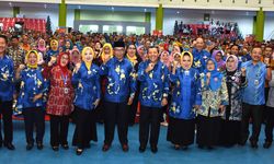 Ridwan Kamil Kukuhkan Ribuan Laskar Penggedor Sukses Program Jabar