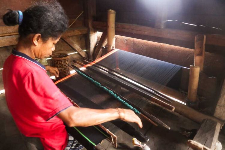 Kaum perempuan di Kecamatan Congkar, Kabupaten Manggarai Timur, NTT, Senin, (15/8/2022) sedang menenun kain tenun bermotif Puncatiti khas Manggarai Timur, NTT. (DOK/PEMUDA CONGKAR-POPIND DAVIANUS)