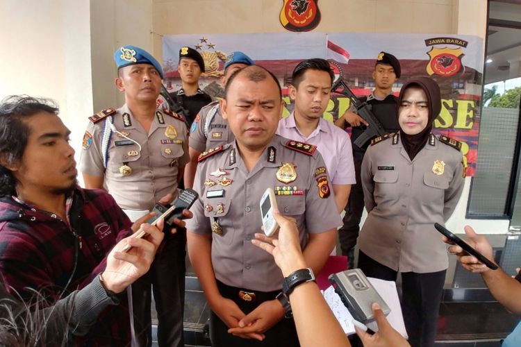 Kapolres Bogor Ajun Komisaris Besar AM Dicky saat memberikan keterangan kasus perkelahian antarpelajar SMP di wilayah Rumpin yang berujung kematian, di Mapolres Bogor, Selasa (28/11/2017).