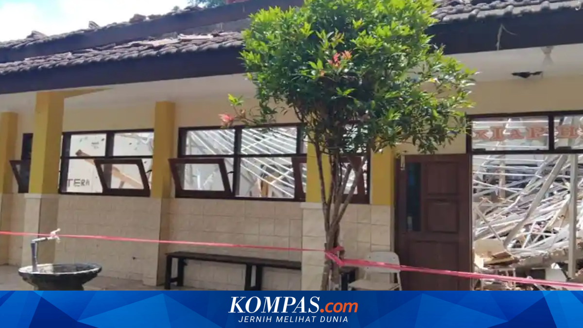 Atap 3 Kelas di SMKN 1 Ampelgading Kabupaten Malang Ambruk ~TR

Klik untuk baca: