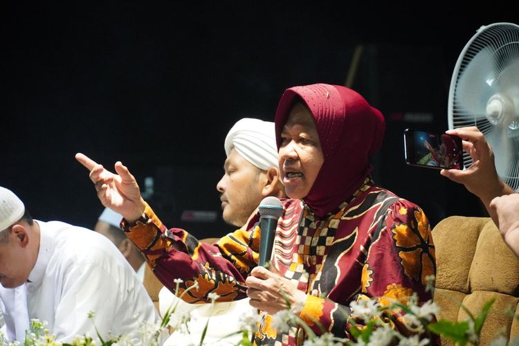 Calon gubernur Jawa Timur (Jatim) nomor urut 3, Tri Rismaharini dalam acara Sholawat Bersama Majelis At-Taufiq yang dihadiri ribuan jamaah di Kelurahan Tunjung, Kecamatan Burneh, Bangkalan, Rabu (13/11/2024) malam.
