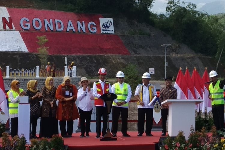 Bupati Karanganyar Juliyatmono memberikan sambutan dalam peresmian Bendungan Gondang di Karanganyar, Jawa Tengah, Kamis (2/5/2019).