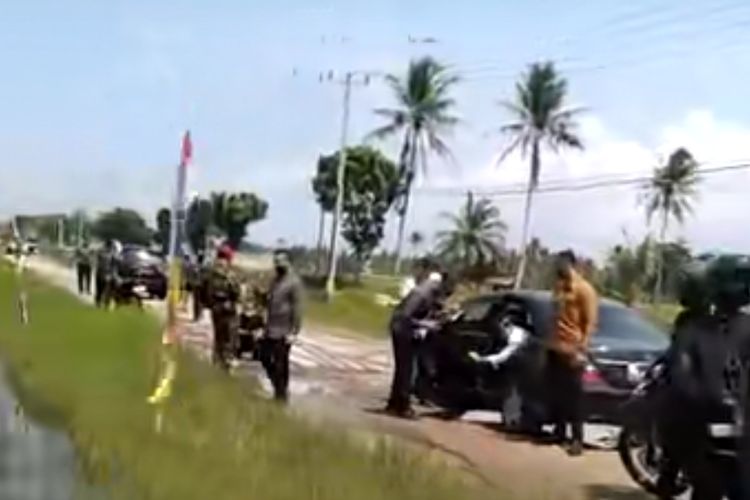  Mobil sedan Mercy yang dinaiki Presiden Joko Widodo (Jokowi), tersangkut saat melintasi jalan menuju Kota Baru, Lampung, Jumat (5/5/2023) siang.