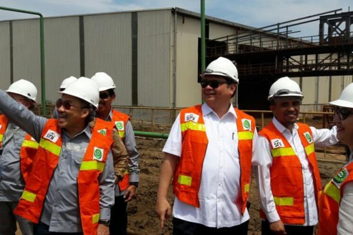 Menteri perindustrian Airlangga Hartarto didampingi bupati Morowali Anwar Hafid saat meninjau kawasab industri di Morowali, Sulawesi Tengah
