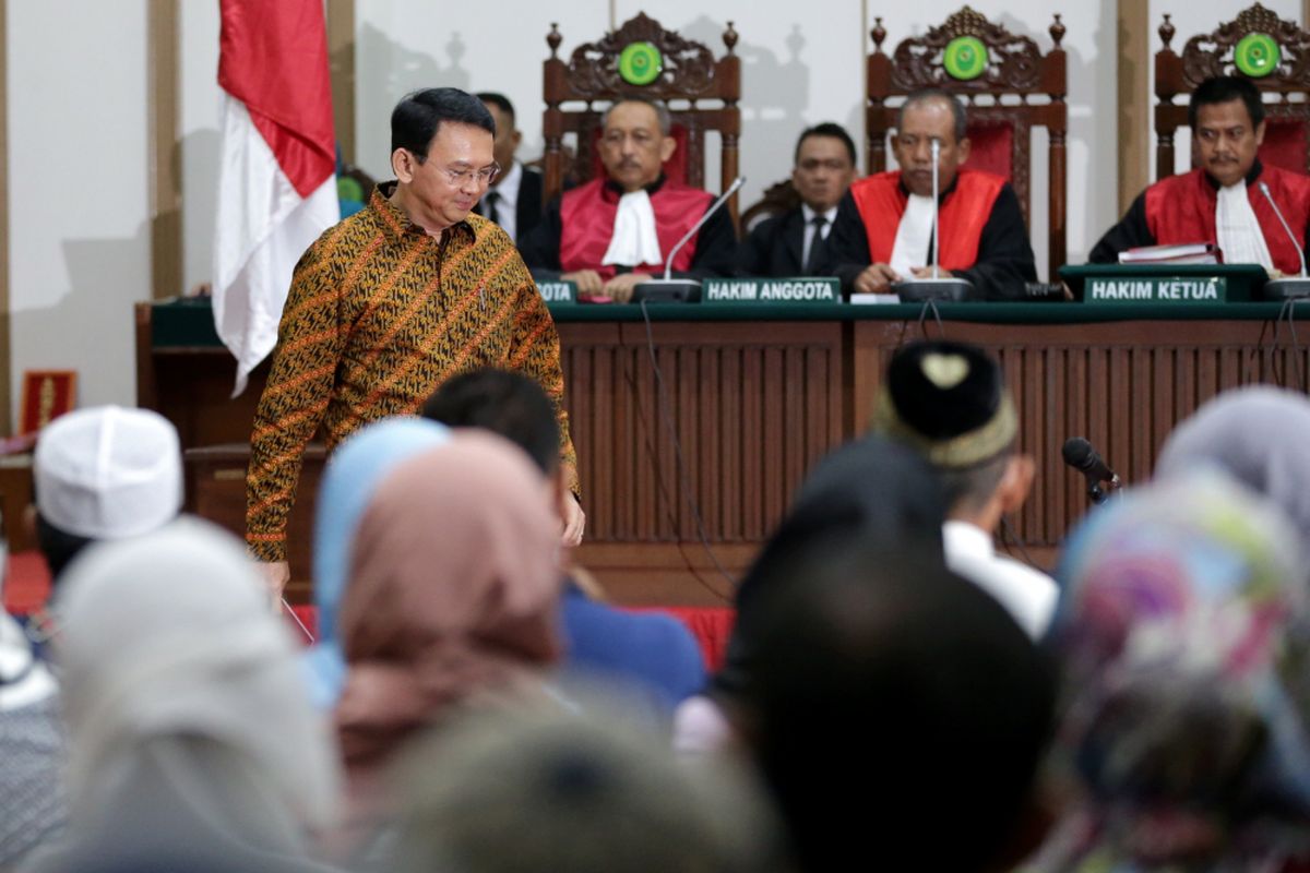 Terdakwa kasus dugaan penodaan agama, Basuki Tjahaja Purnama atau Ahok mengikuti sidang di Pengadilan Negeri Jakarta Utara di Auditorium Kementerian Pertanian, Jakarta Selatan, Selasa (25/4/2017). Sidang kali ini dengan  Basuki Tjahaja Purnama membacakan pledoi atau pembelaannya. POOL/KOMPAS IMAGES/KRISTIANTO PURNOMO