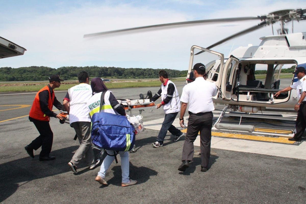 Seorang pasien yang dievakuasi menggunakan layanan helikopter medevac dari Cengkareng Heliport, Bandara Soekarno-Hatta, Kota Tangerang.