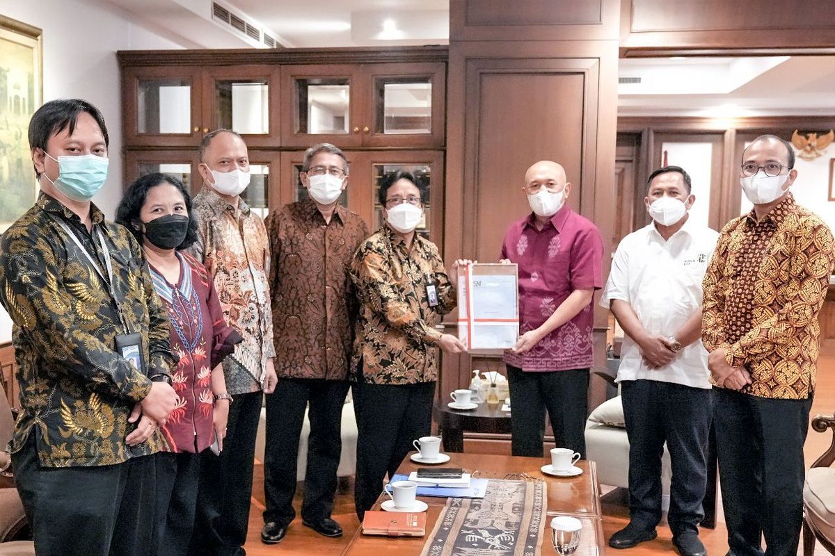 Badan Standarisasi Nasional (BSN) menyerahkan dokumen SNI 9098:2022 Minyak Makan Merah kepada Kementerian Koperasi dan UKM (KemenKopUKM).