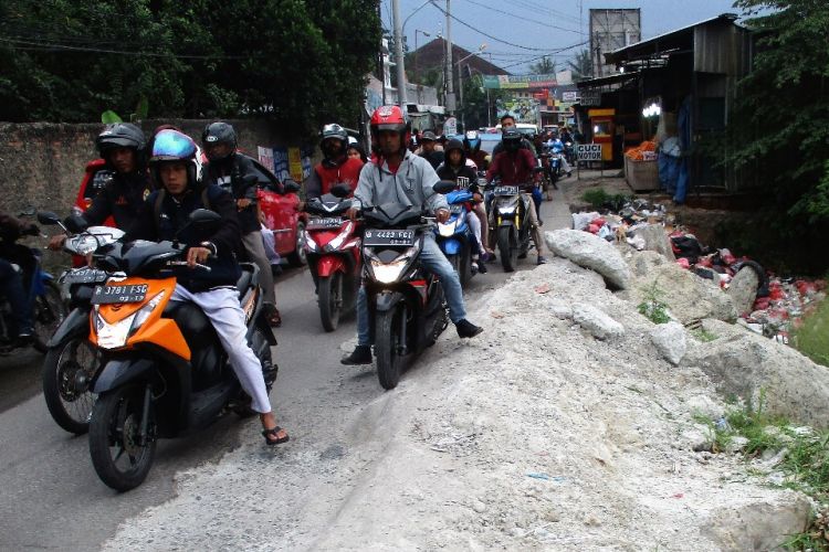 Bagi orang Bekasi Jalan Raya Pisangan merupakan akses penting sebagai penghubung Kabupaten Bekasi dengan Kota Bekasi, Cikarang, Marunda, Babelan, dan Jakarta. Akibat kerusakan jalan tersebut setiap hari lalu lintas di jalan ini selalu padat.