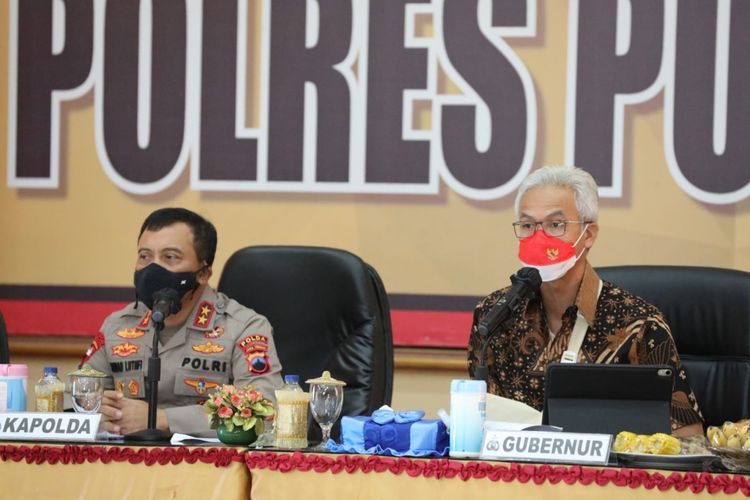 Gubernur Jawa Tengah Ganjar Pranowo bersama Kapolda Jateng Irjen Pol Ahmad Luthfi di Mapolres Purworejo, Rabu (9/2/2022)