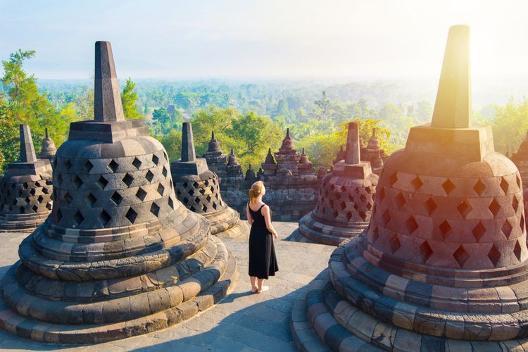 Ilustrasi wisatawan mancanegara (wisman) di Candi Borobudur di Magelang, Jawa Tengah.