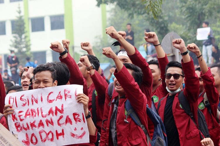 Sejumlah mahasiswa Universitas Muhammadiyah Pontianak berunjuk rasa di DPRD Provinsi Kalimantan Barat di Pontianak, Rabu (25/9/2019). Dalam aksi damai yang diikuti mahasiswa dari berbagai kampus se-Pontianak tersebut mereka menolak UU KPK hasil revisi, pengesahan Rancangan KUHP serta RUU Pertanahan. ANTARA FOTO/Jessica Helena Wuysang/foc.