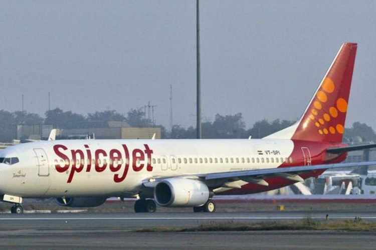 Sebuah pesawat milik maskapai penerbangan SpiceJet sedang bersiap di landas pacu bandara internasional New Delhi.