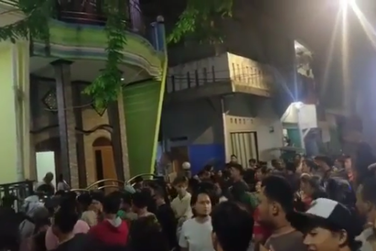Video viral berisi warga berkerumun di depan rumah yang diduga berisi pasangan pencuri di Pedongkelan, Cengkareng, Jakarta Barat. 