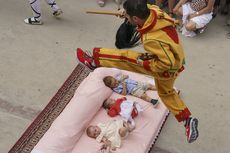 Di Spanyol Utara, Bayi Disucikan dengan Dilompati Pria Berkostum Iblis
