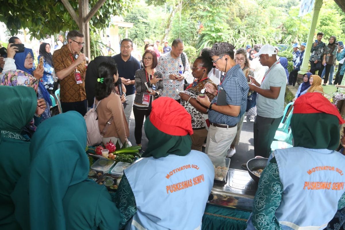 Para delegasi internasional saat meninjau program pemberdayaan ekonomi dan program kependudukan pada agenda Ambassador Goes To Kampung KB di Desa Jambewangi, Banyuwangi