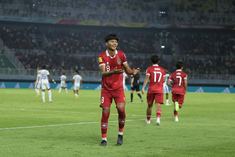 Selebrasi striker timnas U17 Indonesia Arkhan Kaka saat berhasil menjebol gawang Panama pada laga Grup A Piala Dunia U17 2023 di Stadion Gelora Bung Tomo Surabaya, Senin (13/11/2023).