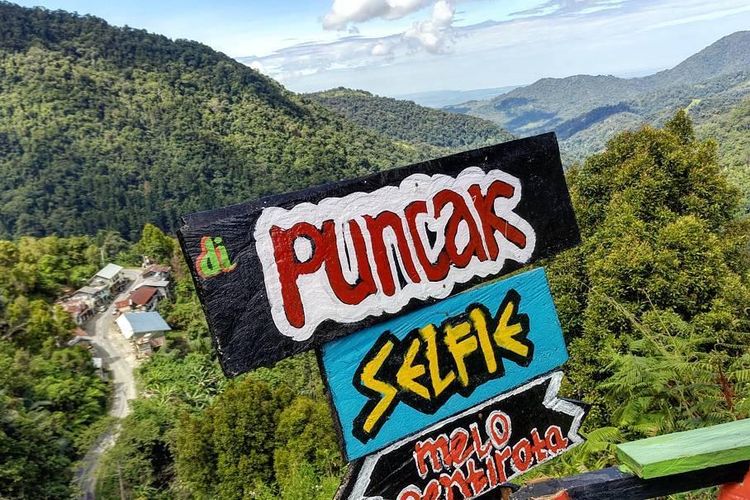 Panorama Puncak Palopo di jalan poros Rantepao-Palopo, Battang Barat, Palopo. 