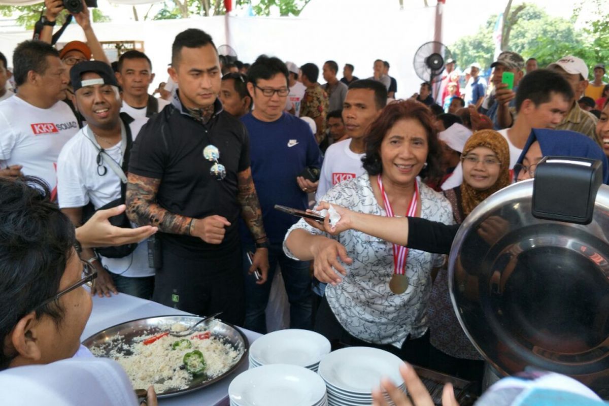 Menteri Kelautan dan Perikanan Susi Pudjiastuti menyapa para nelayan dan mengajak mereka makan bersama di acara Festival Danau Sunter, Minggu (25/2/2018). 