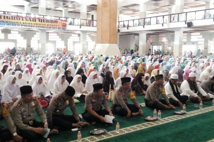 Polisi, ulama bersama warga di Masjid Agung Kota Tasikmalaya, mengikuti acara istigosah bersama untuk keselamatan bangsa dan negara dengan adanya rencana unjuk rasa 11 Februari di Jakarta.