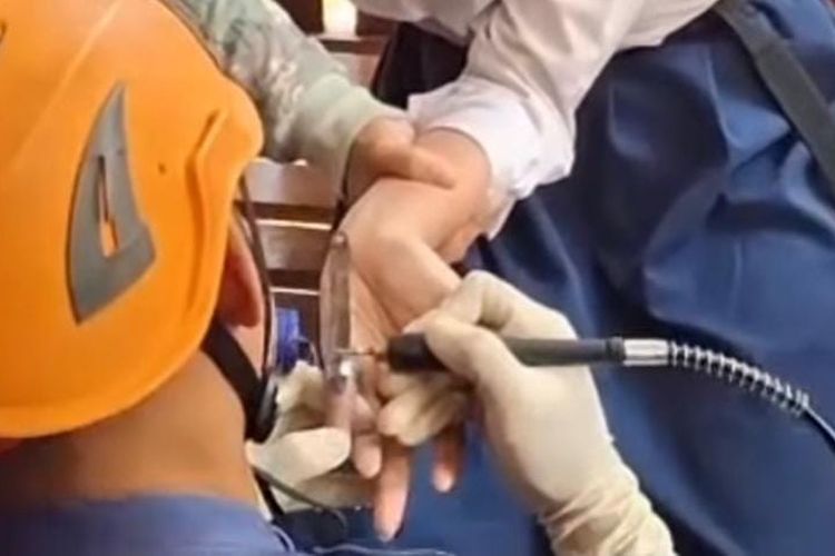 Coba-coba Masukkan Jari ke Tutup Botol Parfum, Remaja di Depok Berakhir Dievakuasi Damkar